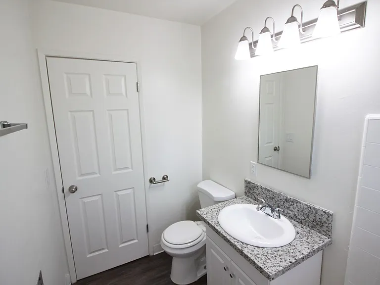 Linden Court Apartments — Photo 102