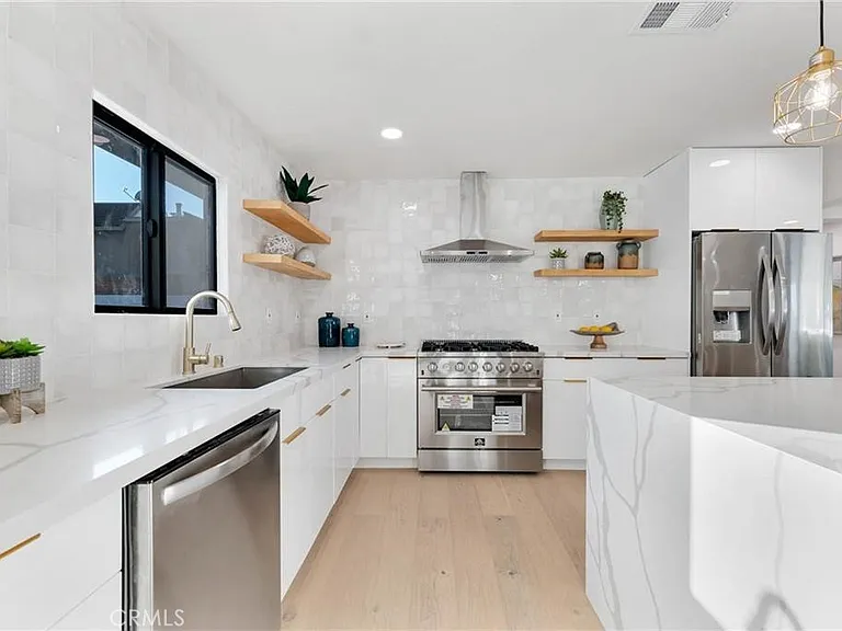 335 University Dr — Photo 5