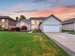 30098 Fairfield Dr, Chesterfield, MI 48051