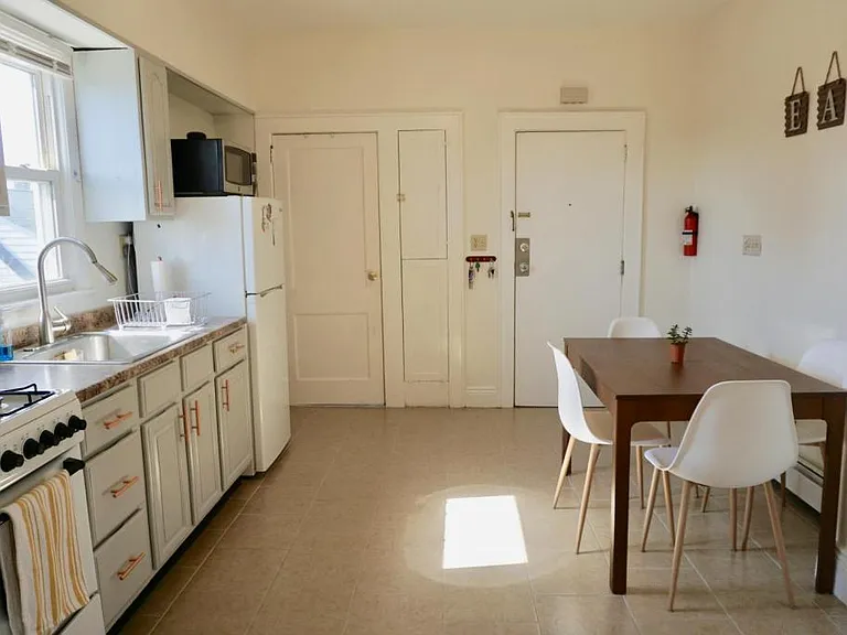 609 Adams St — Photo 3