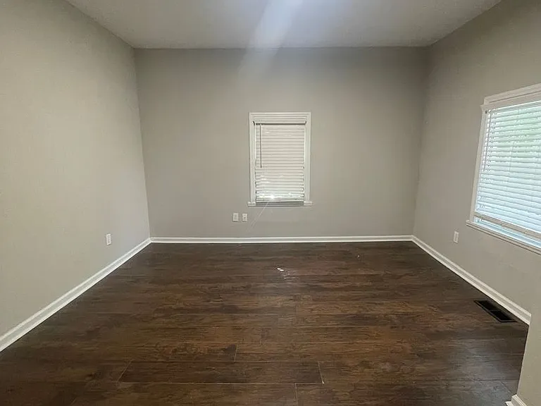 216 W Lee Ave — Photo 6