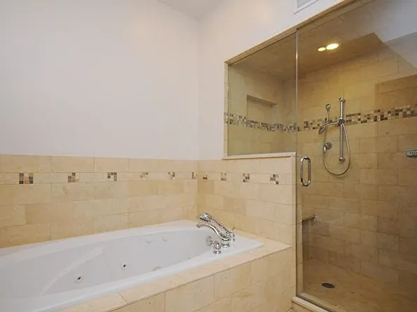 2100 W Roscoe St, Chicago, IL 60618