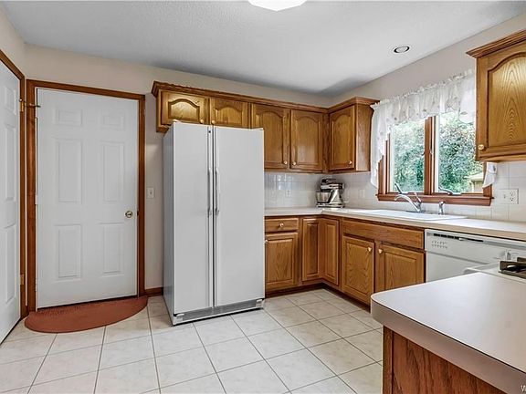 3rd image of 61 Westview Dr
