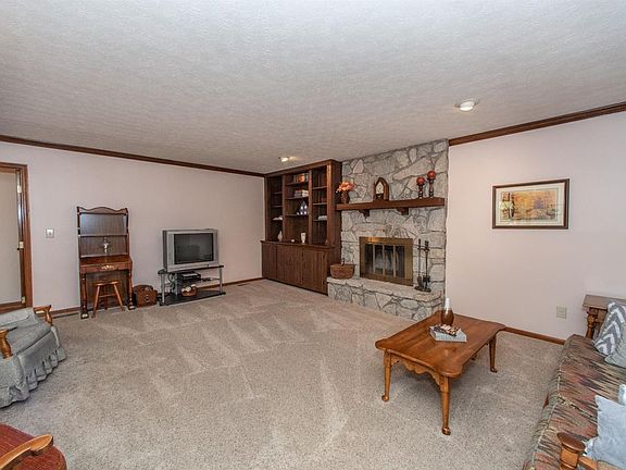 3rd image of 3031 Woodside Dr