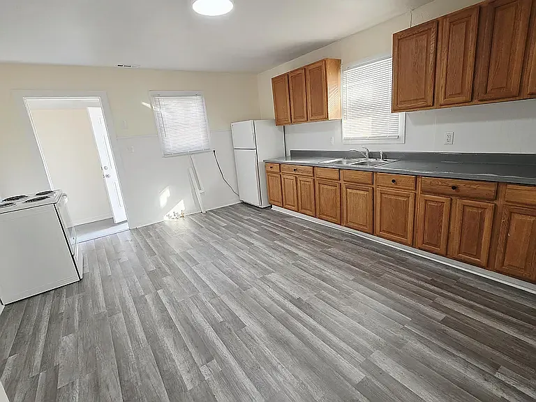 2100 N Park Ave — Photo 5
