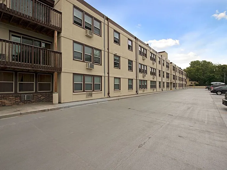 Uptown Plaza — Photo 37