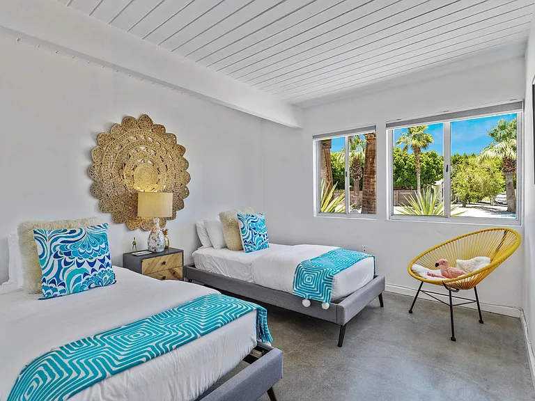 483 E Francis Dr — Photo 16