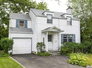 14 Appletree Ln, Great Neck, NY 11024