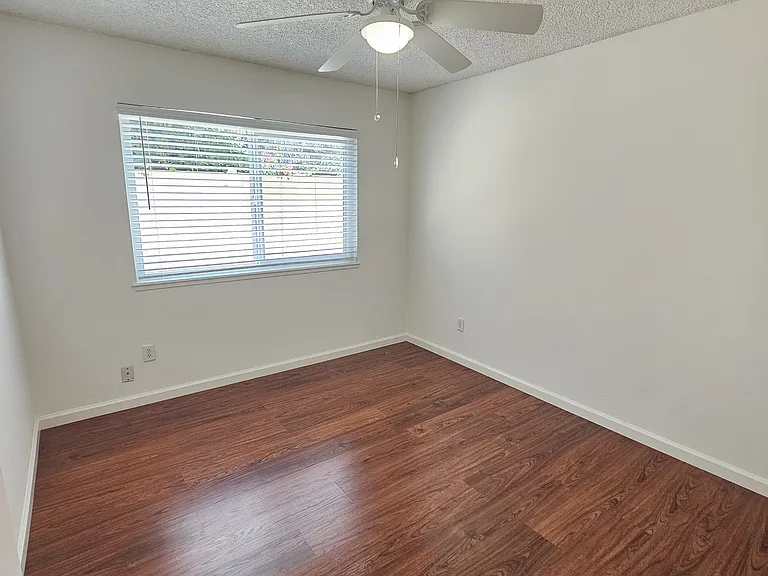 20727 Horace St — Photo 16