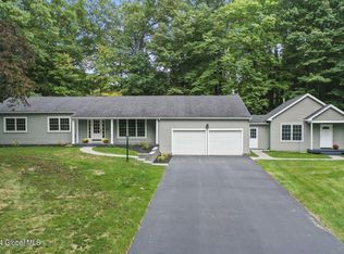 4 Acorn Grv, Ballston Lake, NY 12019