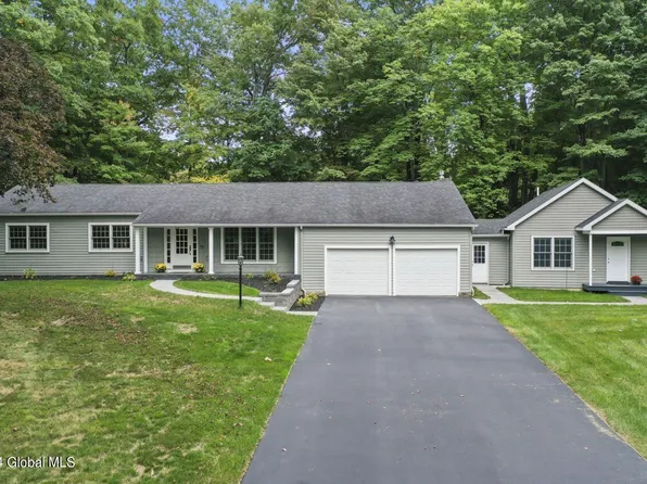4 Acorn Grove, Ballston Lake, NY 12019