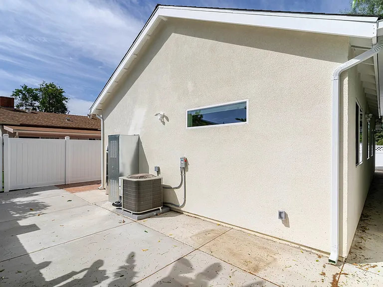 7570 Chaminade Ave — Photo 20