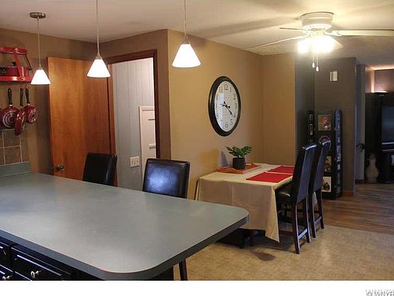 5th image of 40 Mayberry Dr E