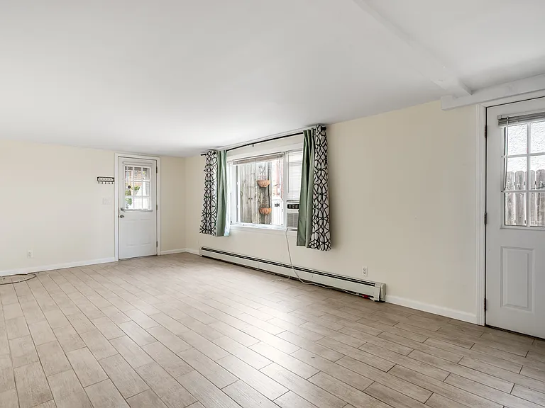 517 E Broadway — Photo 3