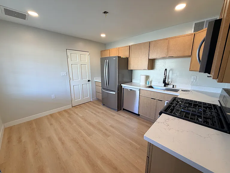 735 W Coolidge St #F — Photo 6