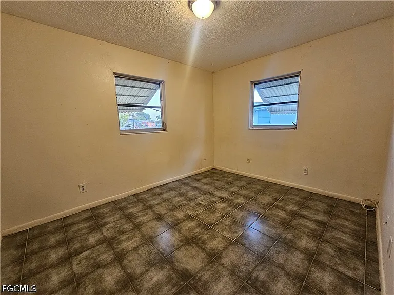 423 Morgan Cir S — Photo 22