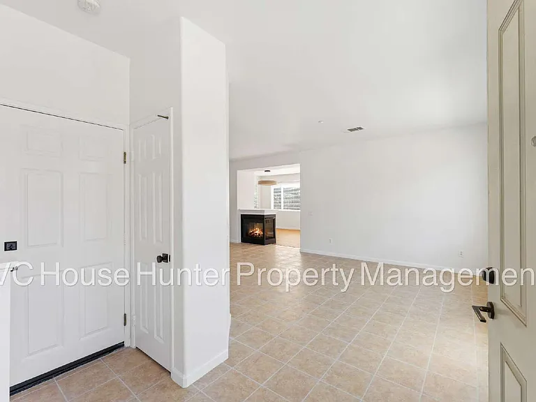 708 Entrada Dr — Photo 9