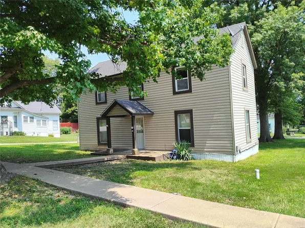 416 N 4th St, Elsberry, MO 63343