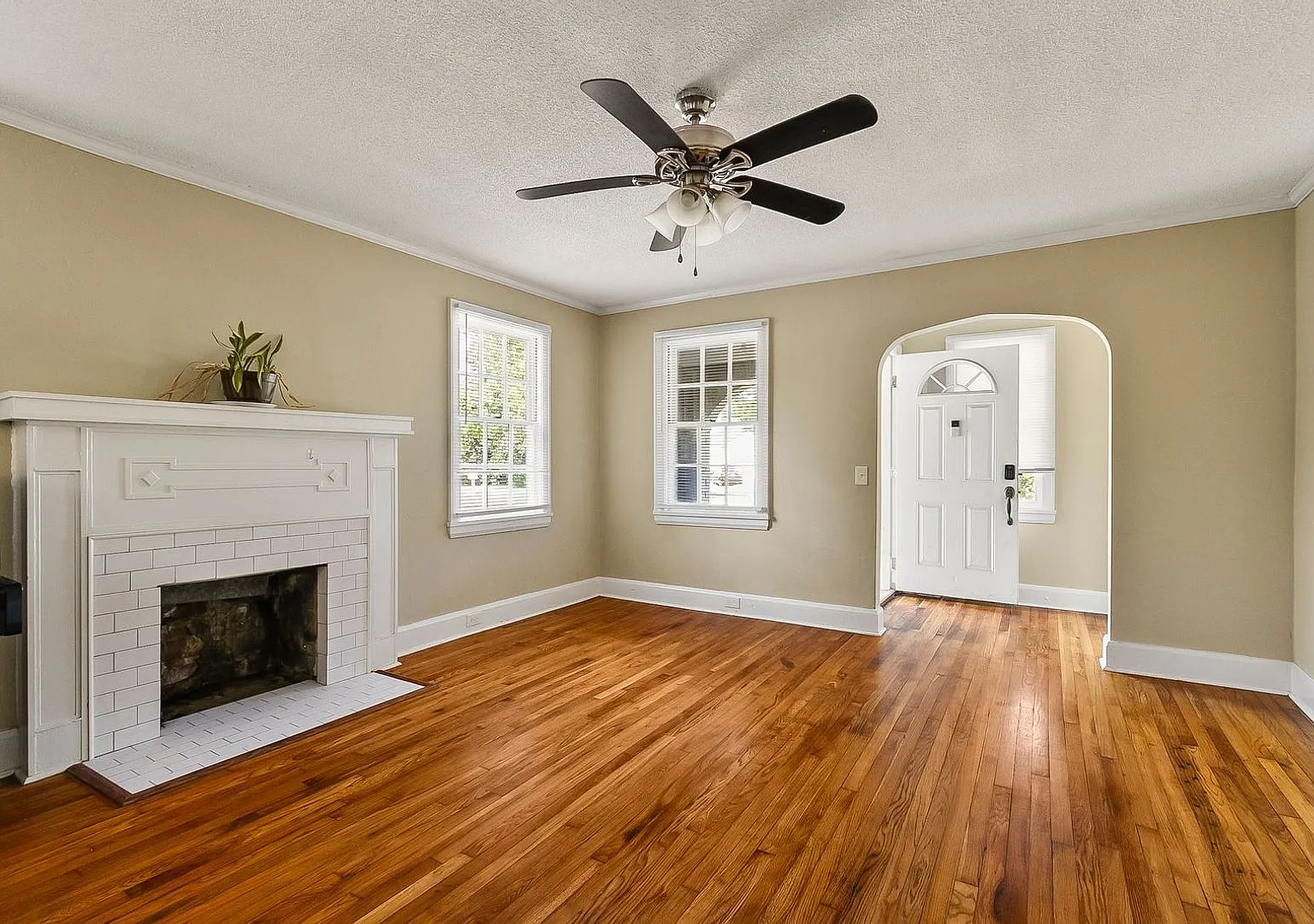 Beautiful 5 Bed 3 Bath Home! Available Fall 2026! — Photo 3