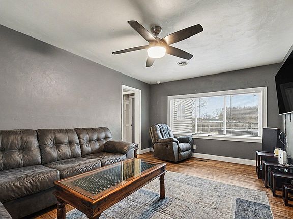 3rd image of 1109 State Line Rd