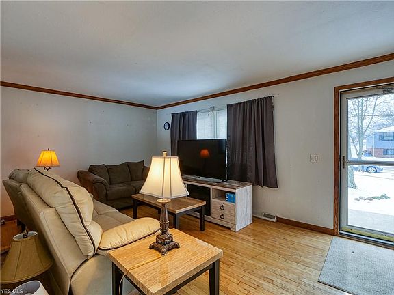 5th image of 916 Fairwood Blvd
