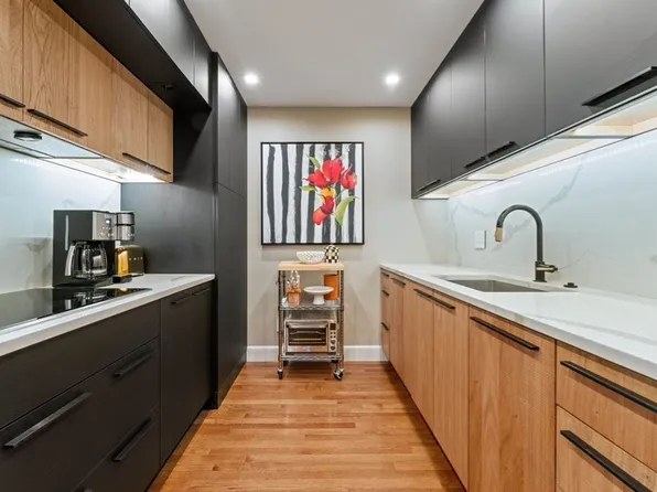 197 8th St APT 625, Charlestown, MA 02129