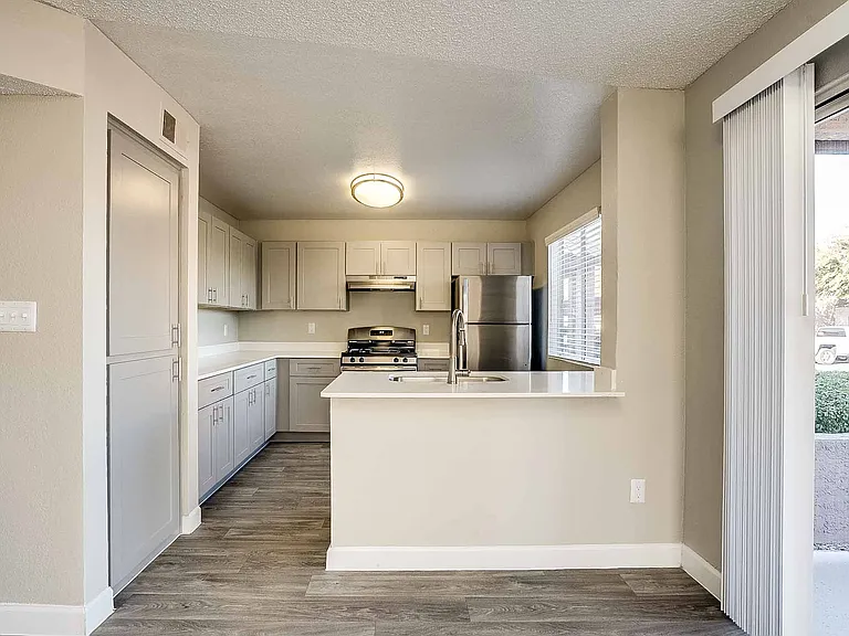 Sterling Point Apartment Homes — Photo 53