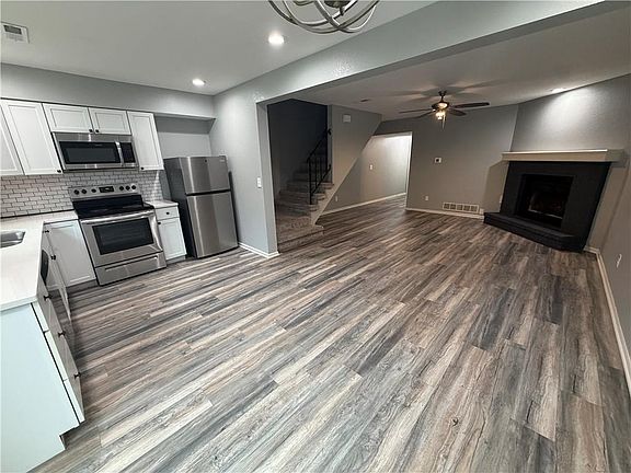4th image of 113 NE Greystone Dr