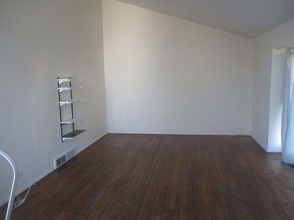 3rd image of 281 Crestwood Vlg #281