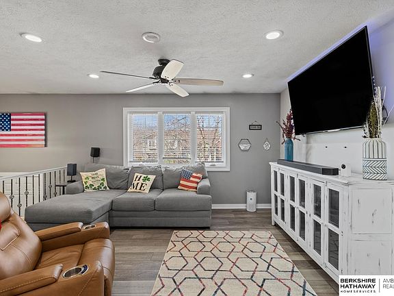 3rd image of 5607 N 112th Cir