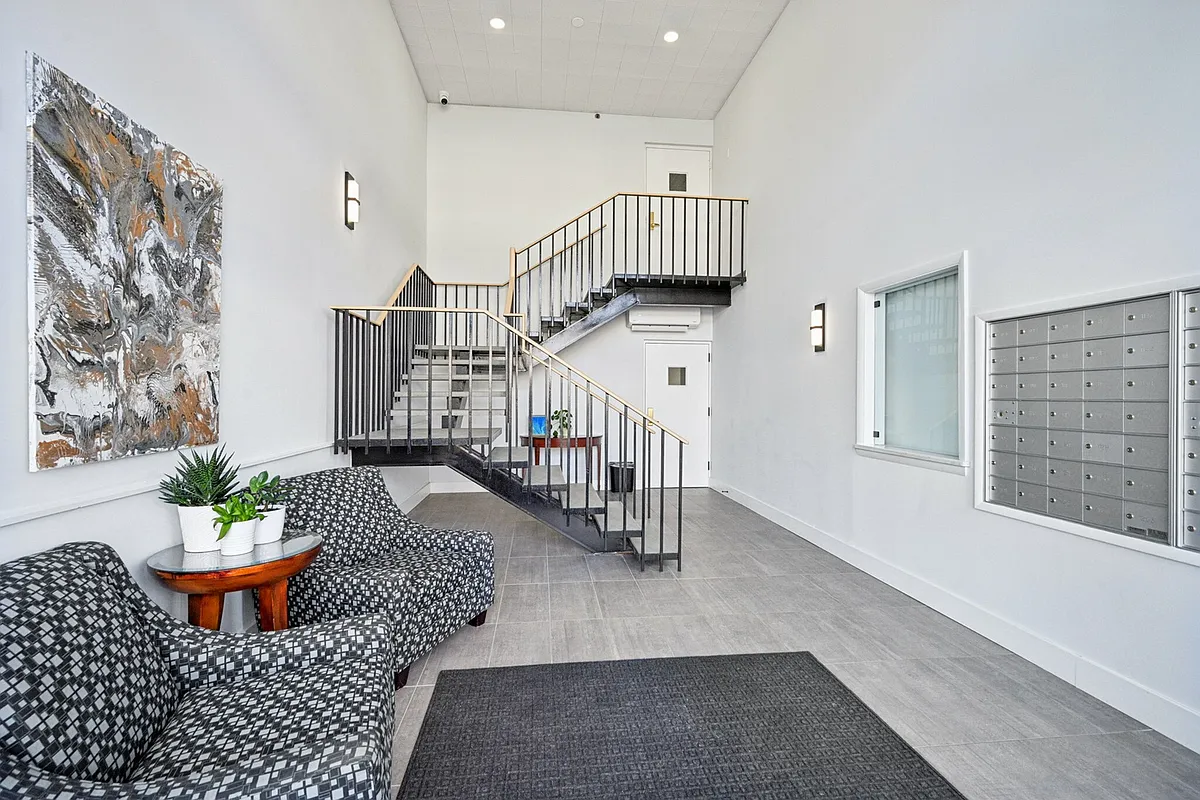 Building 1000 - Lobby - Studios on Spring