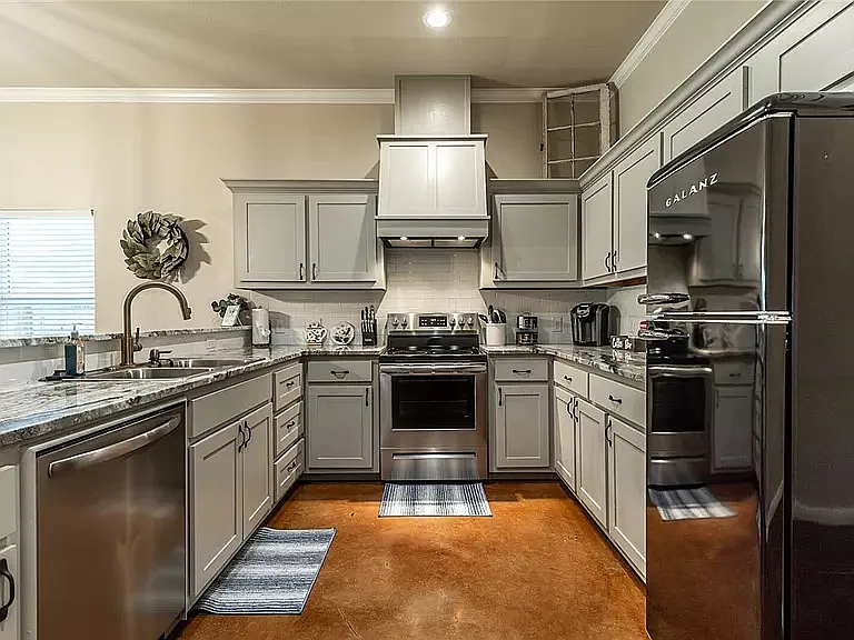 1121 Brook Ave — Photo 12