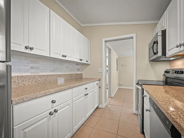 909 Westgate Dr — Photo 12