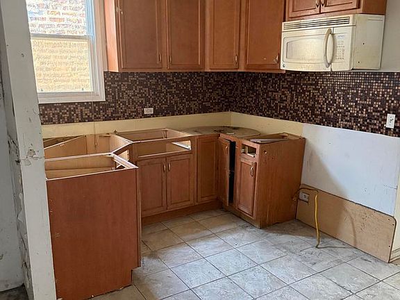 2nd image of 5027 S Racine Ave