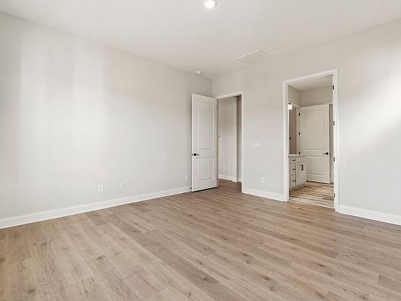 5th image of 402 Northgate Blvd