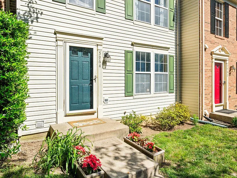 5964 Edgehill Ct — Photo 2