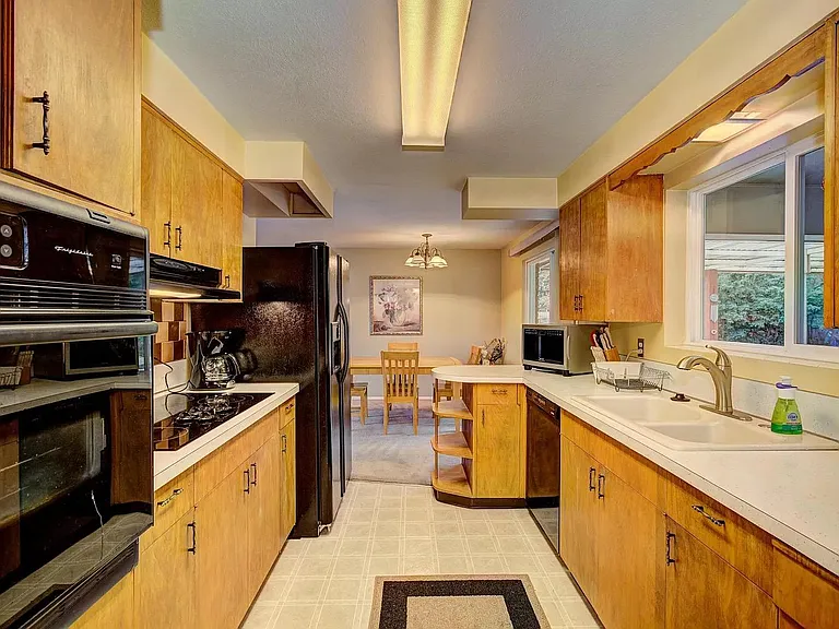 3411 W Hillcrest Dr — Photo 10