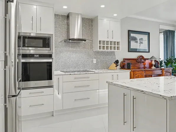 1765 Martin Dr #208, Surrey, BC V4A 9T6