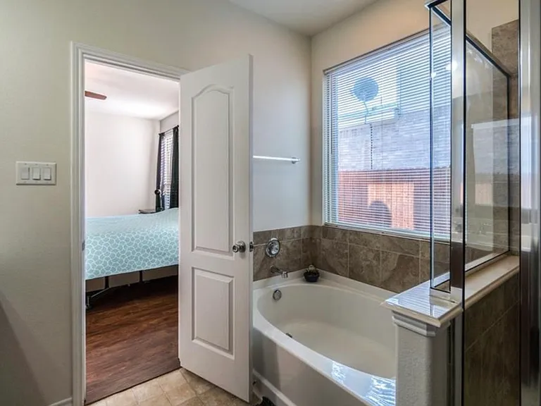 5425 Shady Springs Trl — Photo 3