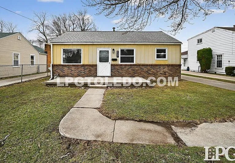 927 W Northgate Pkwy — Photo 1