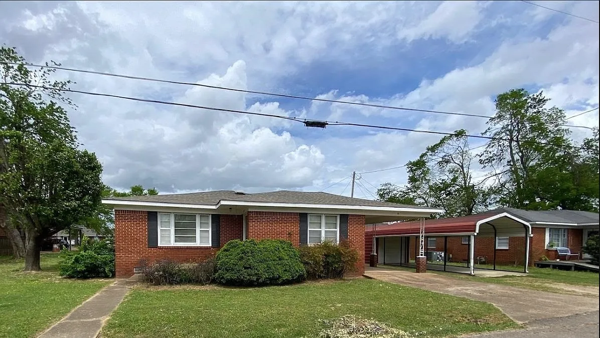 3 bed, 1.0 bath, $1,109 — Photo 1