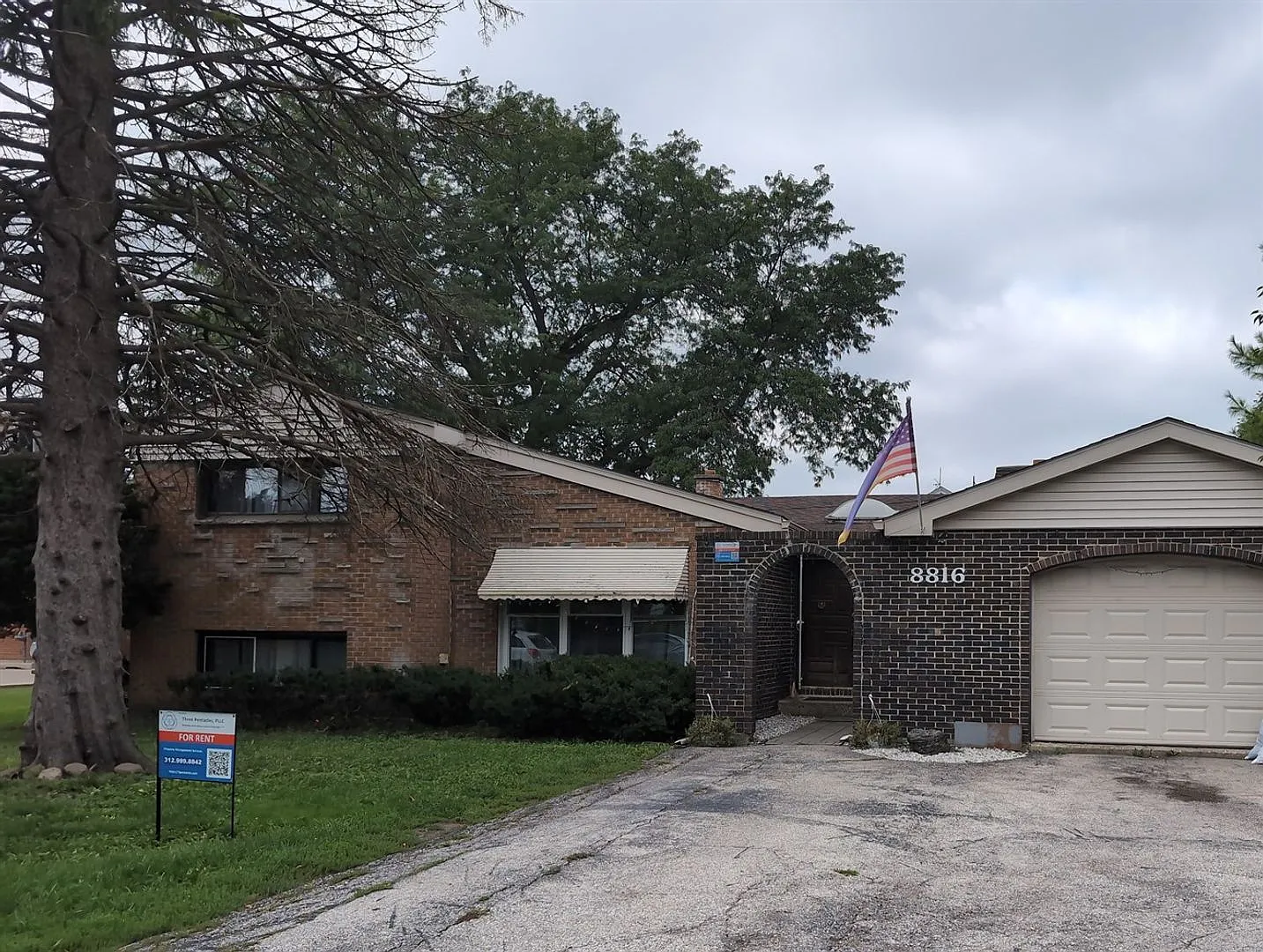 Specious Brick Split-Level in Morton Grove IL — Photo 3