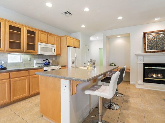 3rd image of 200 Oakridge Way