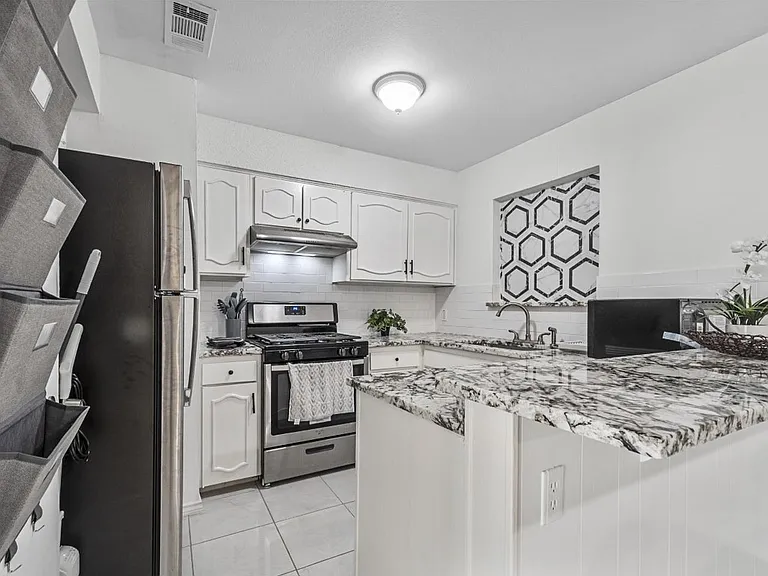 1009 High Point Rd — Photo 11