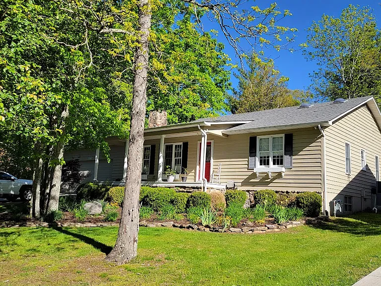 110 Hilton Ln — Photo 3