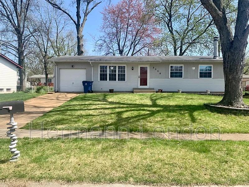 2558 Carousel Ct photo 1