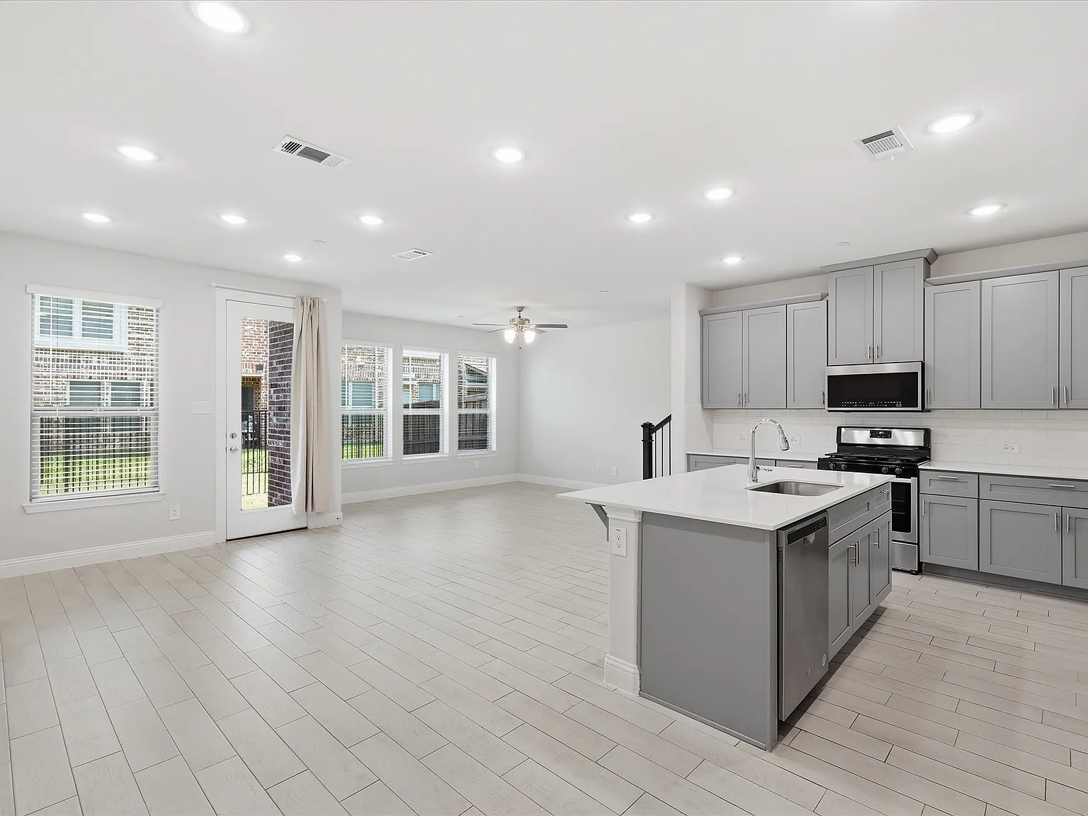 3 bed, 2.5 bath, 1969 sqft, $2,750 — Photo 2