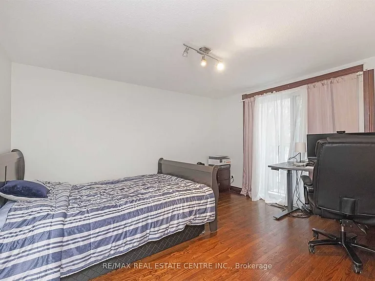 1172 Queens Ave — Photo 6