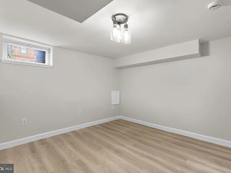 112 E Randall St — Photo 29