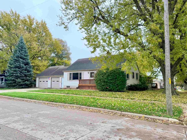 1510 Hyland Dr, Storm Lake, IA 50588